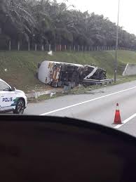 Gambar 3 buah lamborghini eksiden hangus terbakar. Seremban Page 13 04 19 8 00am Kemalangan Di Highway Facebook