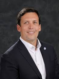 Lee Dial's Instagram, Twitter & Facebook