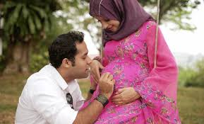 Rekomendasi untuk ibu hamil agar ibu dan janin sehat serta selamat. Ternyata Mendegarkan Ayat Suci Al Quran Saat Hamil Sangat Baik Lho Mom 039 S Untuk Pertumbuhan Janin