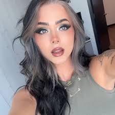 Melody Buck's Instagram, Twitter & Facebook