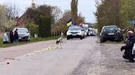  На прощання з українським захисником прилетів лелека Птах повільно пройшовся дорогою, а згодом відійшов убік і пропустив колону автівок з тілом воїна.