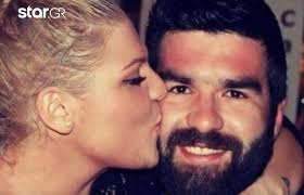 Η δανάη μπάρκα έχει τον δικό της τρόπο να στέλνει μήνυμα με πολλούς αποδέκτες. Danah Mparka Aytos Einai O Koyklos Syntrofos Ths Star Gr