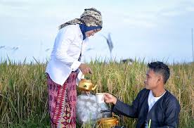 Uniknya, lelaki yang juga seorang youtuber sukses ini tetap menggunakan bandana hitam yang menjadi ciri khasnya. Acara Prawedding Teman Kami Di Lakukan Di Sawah Serey
