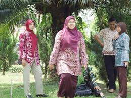 Namaku dhani anwar, aku bekerja sebagai sopir sekaligus tukang kebun dikeluarga chinese yang tergolong kaya raya, kerjaku tergolong mudah yaitu mengantar putri tunggal mereka, feilin, ke sekolah. Heni Fatmawati Guru Agama Smpn 3 Ciamis Berprestasi Kabar Sekolah