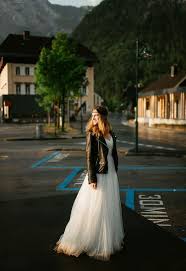 27 Chic Wege Eine Lederjacke An Ihrer Hochzeit Zu Schaukeln Chic Eine Hochzeit Ihrer Lederjack Hochzeitsportraits Braut Looks Gut Angezogen Zur Hochzeit