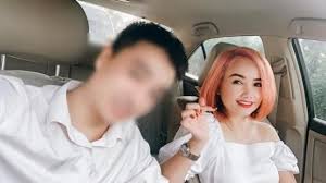 Một thời gian cô không còn để ý tới chuyện này và còn đi phẫu thuật thẩm mỹ. Ymra9t5lb9gycm