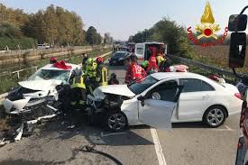 L'incidente oggi è avvenuto verso le 7.30 di questa mattina nel siracusano. Incidente Stradale A Vittuone Scontro Tra Due Auto Cinque Feriti Un Uomo E In Coma