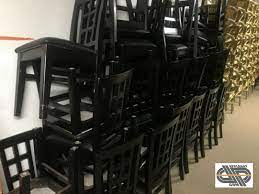 Dans le secteur horeca, le mobilier d'assise est un élément crucial ! Liquidation Mobilier De Restaurant Lot 35 Chaises Noires Structure Bois Assise Simili Cuir Occasion Vendu