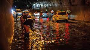 Dort gab es mehrere einsätze wegen umgestürzter bauzäune und bäume. Stuttgart Und Region Unwetter Sorgen Fur Uberflutungen Stuttgart Stuttgarter Nachrichten