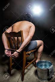 水責めの残酷な尋問手法で処罰される囚人の写真素材・画像素材 Image 56065406