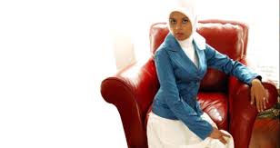 2 mayıs 1999 yemin töreninde ilk kez başörtüsüyle meclis'e giren eski milletvekili merve kavakçı 18 nisan 1999 seçimlerinde fazilet partisi'nden milletvekili seçilerek meclis'e giren ve yemin törenine o. Merve Kavakci Nin Kizi Cumhurbaskani Danismani Oldu Son Dakika