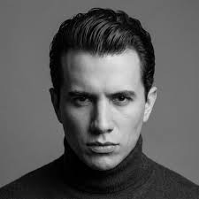 Descubre la fascinante vida y obra de Aleister Crowley, considerado por  muchos como el mago negro más famoso de todos los tiempos. Conocerás sus  prácticas ocultistas, su influencia en el movimiento hippie