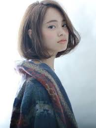 ここ数年全く人気が衰えない内巻きボブ 前髪なしのワンレンなら 優しい大人顏に ふんわりシルエットをキープするには 毛先に軽くワンカールのパーマをかけて ヘアスタイリング クールなヘアスタイル ヘアカット ショート