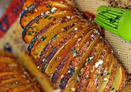 Les Delicieuses Pommes De Terre A La Suedoise Hasselback Potatoes Recipe In 2020 Food Confort Food Recipes