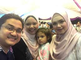 Azmin ali is married to shamshida taharin, who also graduated from the university of minnesota. Blog Buani Atiqi Abdul Rahman Majlis Silaturrahmi Aidilfitri Yb Dato Seri Mohamed Azmin Ali