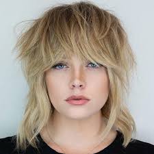 To get bella thorne's hairstyle, apply a texturizing serum to damp hair and towel dry. 45 Best Short Wavy Hairstyles For Women 2021 Guide