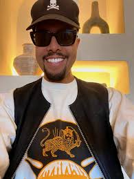 do not let anyone I repeat anyone dim ya light SHINE SHINE SHINE 4EVER 🤲🏽  KEEP SHINING @available___light