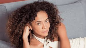 Pela primeira vez em duas séries ao mesmo tempo, Aline Borges chega aos 50  anos na melhor fase da carreira