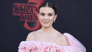 Inagotable, contaba que había interpretado a más de 200 personajes durante su carrera. Millie Bobby Brown Sera Una Artista Bisexual En The Girls I Ve Been Nueva Pelicula De Netflix El Periodista Online