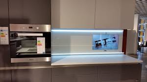 Lcd Kuchenruckwand 27 Zoll Lcd Display Hinter Weissem Glas Kuchenruckwand Tv In Der Kuche Kuche