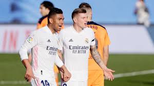 Real madrid, casemiro'nun sözleşmesini 2021'e kadar uzattığını açıkladı. Real Madrid Ease Past Valencia With Stellar 8 10 Play From Kroos Casemiro