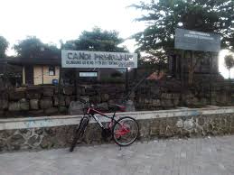 Deskripsi candi candi pringapus dibangun pada tahun tahun 772 c atau 850 masehi menurut prasasti yang ditemukan di sekitar candi… Sunrise Candi Pringapus Dan Embung Endong