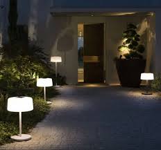 Eclairage Du Jardin 15 Idees Tendance Pour L Ete 2019 En 2020 Lampadaire Solaire Eclairage Exterieur Lampadaire