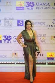 أما والدتها رانيا يوسف صغيرة في العمر لزواجها المبكر، وإنجابها فرح في أول حياتها الزوجية؛ مما جعل فارق السن بينهما صغير. Ø±Ø´ÙˆØ§Ù† ØªÙˆÙÙŠÙ‚ Ø¹Ù† ÙÙŠØ¯ÙŠÙˆ Ù…ÙØ§ØªÙ† Ø±Ø§Ù†ÙŠØ§ ÙŠÙˆØ³Ù ÙŠØ­Ù…Ù„ÙˆÙ† Ø£ÙˆØ²Ø§Ø±Ù‡Ù… Ø¹Ù„Ù‰ Ø¸Ù‡ÙˆØ±Ù‡Ù… ÙÙ† ÙˆØ«Ù‚Ø§ÙØ© Ø§Ù„ÙˆØ·Ù†