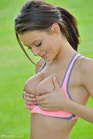 La pequeña morena de ojos azules Lana posa desnuda al aire libre -  PornPics.com HD phone wallpaper