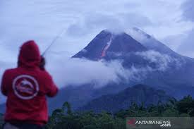Merapithis ribu is the most active volcano in indonesia. Gunung Merapi Luncurkan Awan Panas Guguran Sejauh 1 000 Meter Antara News
