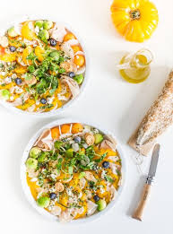Salade De Pastrami De Dinde Fumee Aux Poivres Billes D Avocat Et Melon Cresson Brousse De Brebis Aromatisee Croutons A L Ail Myrtilles Radis Et Herbes Fraiches Pastrami Dinde Salade