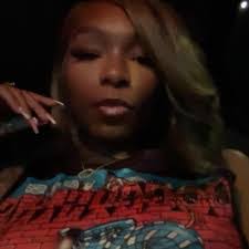 Lara Hubbard's Instagram, Twitter & Facebook