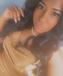 Danielle Leverett's Instagram, Twitter & Facebook