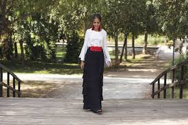 Termino la semana con un nuevo total look lowcost muy versátil, ya que. Look Invitada De Tarde La Falda De Volantes Invitada Perfecta