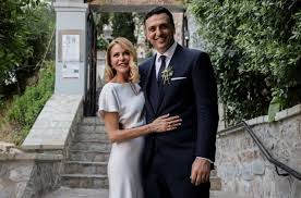Όπως κάθε νύφη στην ομορφότερη ημέρα της ζωής της, έτσι και η τζένη μπαλατσινού έλαμπε από ευτυχία αλλά και από ομορφιά μιας και το υπέροχο νυφικό της τόνιζε τις τέλειες αναλογίες της. Pantreythkan Basilhs Kikilias Kai Tzenh Mpalatsinoy Photos Videos