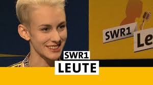 Zuerst hatte das harbour front literaturfestival in hamburg die kabarettistin lisa eckhart aus dem wettbewerb. Lisa Eckhart Poetry Slammerin Und Kabarettistin Erhielt Kabarettforderpreise Swr1 Leute Youtube