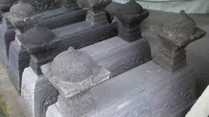 Memasang Kijing Marmer Dan Atap Di Atas Kubur Rumaysho Com