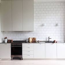 Nice Upper Cabinets Love This Composition With Wall Tile And Sconces And Cabinet Color Eclairage Cuisine Belle Cuisine Inspiration Cuisine
