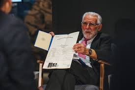 Zeitzeugengespräch mit Uri Strauss: Ein gefälschter Reisepass rettet ihn  und seine Familie vor dem Holocaust