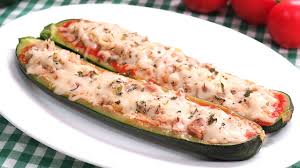 Con estas tortitas de calabacín tienes un entrante sano y ligero que se prepara de forma sencilla, una forma diferente y vistosa de comer verdura fresca, también para los peques. Calabacin Relleno De Atun Al Microondas Receta En Menos De 10 Minutos Youtube