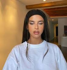 El ámbito musical parece pan comido para ella, pero así como representa amor a primer oído también puede serlo a primera vista, con esa estética setentosa. Nathy