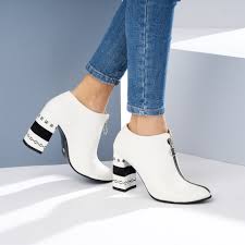 Pantofii cu motive tradiționalese remarcă prin variații de design și culori ce oferă o interpretare modernistă simbolurilor folclorice românești. Fotograf De Produs Dan Ene Incaltaminte