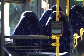 Haz clic en las flechas para invertir el sentido de la traducción. Des Anti Immigration Prennent Des Sieges De Bus Pour Des Femmes Voilees