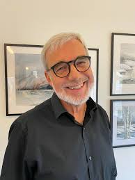 Utstillinga «Grå toner» åpnet i dag og ble godt mottatt. Kom innom når som  helst og ta en titt, eller kom og hils på Knut Johansen når han er i  Kunstkroken fra