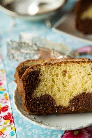 La torta di farina gialla allo yogurt è un dolce semplice e fragrante che sembra fatto apposta per addolcire la colazione, o la merenda dei bambini. Torta Allo Yogurt Per Colazione Veloce E Senza Burro Kitchen In The City
