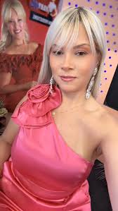 “A veces preguntan quién es Yary Nin…”, Yary Nin es una mujer que ha  aprendido a sonreír aun en medio de las tormentas. Una mujer que no se  rinde, que trabaja con amor, que lucha con fe y que brilla ...