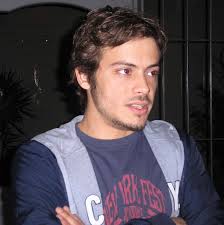 Exclusivo en una entrevista íntima, el actor se confesó con diarioshow.com y habló del cáncer de mama que sufrió. Gael Garcia Bernal Showmardel