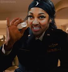 Woah! NBC actually showed Taylor! They've been going out of their way to  avoid it lol Even said her name lol. Of course it's in the last 3 mins of  the game