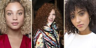 Coupe courte asymétrique, coupe courte dégradée, coupe courte avec frange. Idees Coiffure Pour Cheveux Boucles Marie Claire