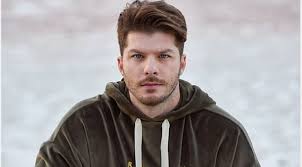 Από πολύ νεαρή ηλικία έδειξε την κλίση του για το τραγούδι και τη μουσική. Loykas Giwrkas I Love Style